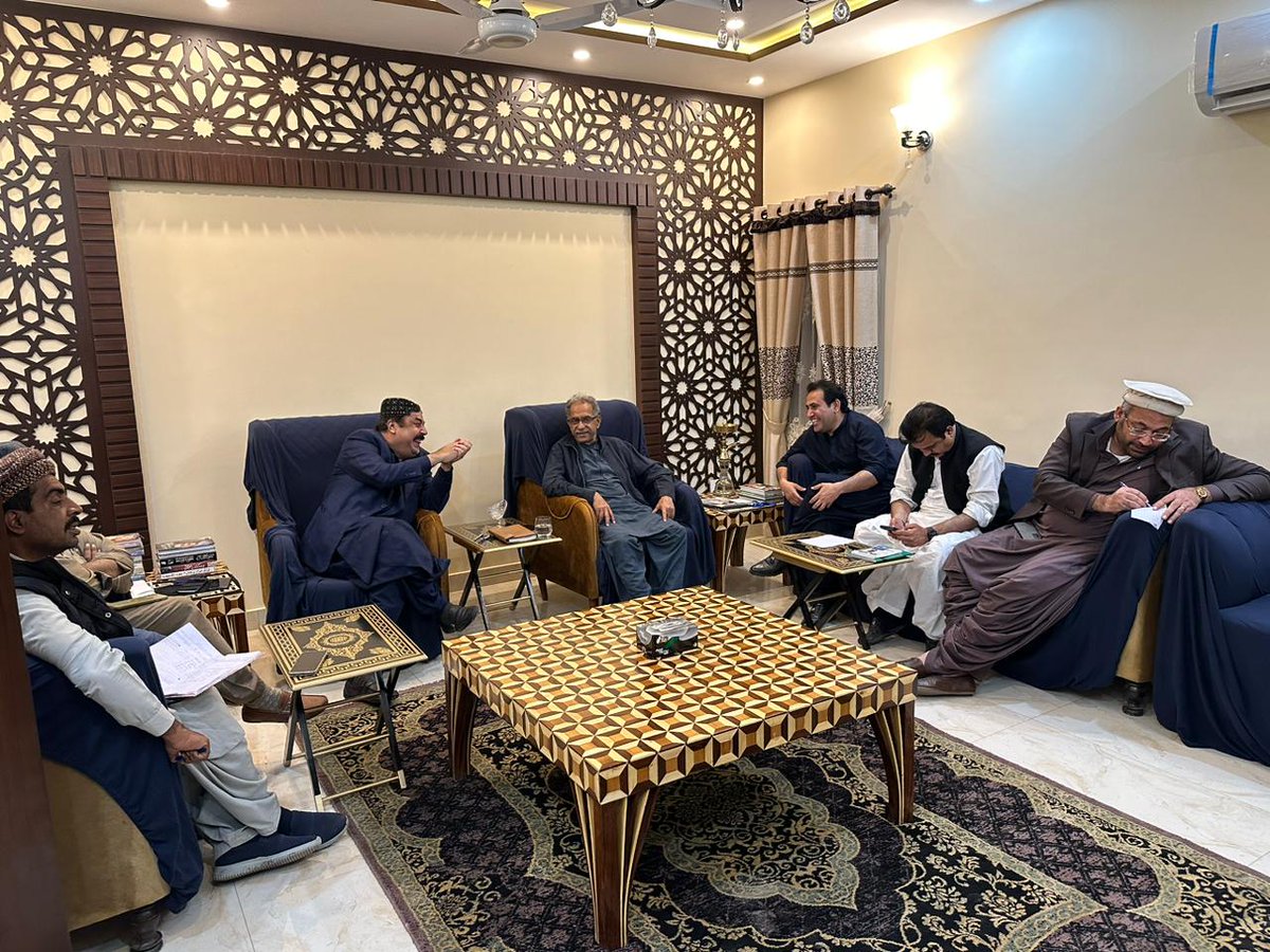 OsmanGhazi888's tweet photo. پی پی پی سٹی ڈسٹرکٹ لاڑکانہ کے صدر محترم خیر محمد شیخ، عمران حسن جتوئی کامران احمد اڈانو،وائیس چیئرمین ایمپائر ٹائون میر ماجد علی بروھی دیگر عہدیداران 27 دسمبر کے تیاریوں کے سلسلے میں اہم میٹنگ منعقد کی گئی https://t.co/fiOdE5UIO2
