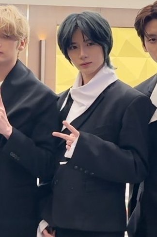 CatyBEOM_bld's tweet photo. un diseñador se desperto un dia y dijo: voy a hacer el traje mas precioso y lo va a usar CHOI BEOMGYU https://t.co/dlAKZA52rM