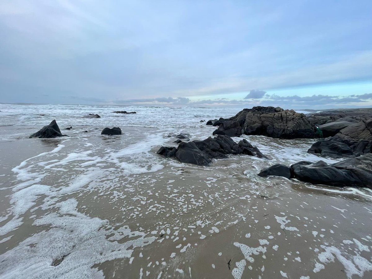 brianjaffa's tweet photo. At long last, almost perfect weather for a Hebridean beach trip. Sun down, moon up. #SaligoBay #Islay #winterinscotland #Hebrides #IslandTime #notsureitsgoingtolast https://t.co/JVdy8tP0ki