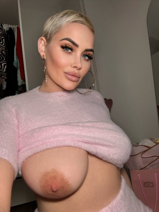 It&rsquo;s Titty Tuesday, my right boob says hi!! https://t.co/638mKDFfuP