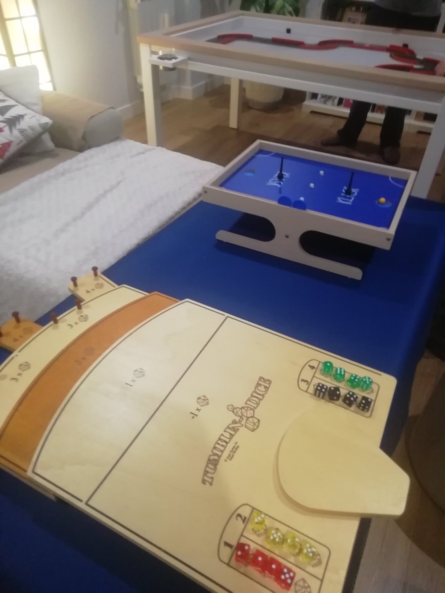 Primera edición de torneo de habilidad en casa de <a href="/astrochechu/">chechu</a> con <a href="/sr_waterford/">Pablo Ruiz Jiménez</a>, <a href="/IsraelSalcedoJ/">Israel Salcedo</a> y servidor de participantes. Mucho manco y gritos como en la final de la Champions. En resumen, que lo hemos pasado como enanos. #PitchCar #Klask #TumblinDice