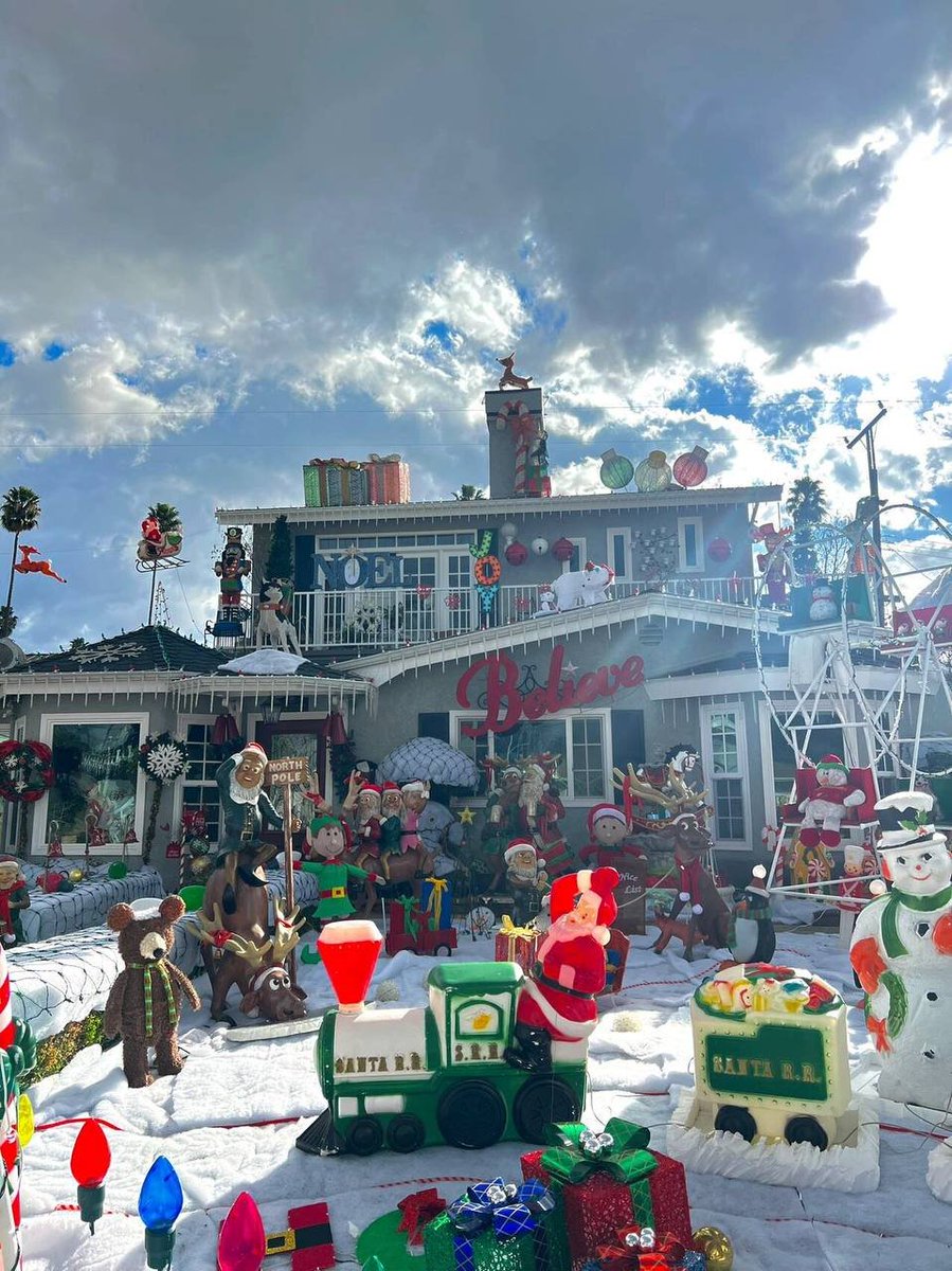 kelferrell's tweet photo. Merry Christmas https://t.co/NSN9jriyNY