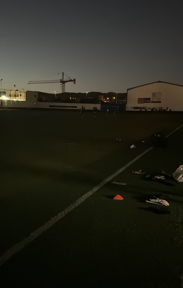 Nadie nos robará la ilusión de seguir y seguir. Sin luz, sin agua, sin lo que sea. pero con unos futbolistas que lo dan y sacrifican todo. Eso si respétenlos, porque se merecen un respeto. Lo de hoy es penoso y lamentable.
Más que nunca.                        VAMOS SANFER