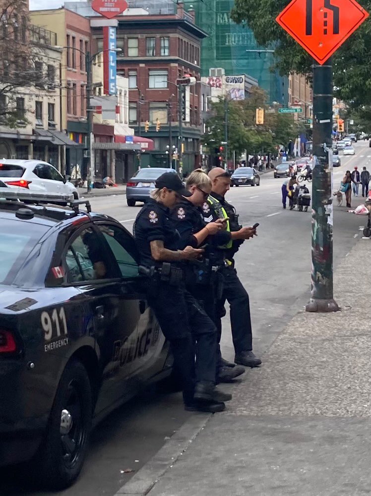 LeeLeeBeeLeeLee's tweet image. (Photo credit Nathaniel Cy) Big #VPD budget $$$ at work - 1 Sgt &amp;amp; 2 Cst’s in the #DTES #defundtheVPD