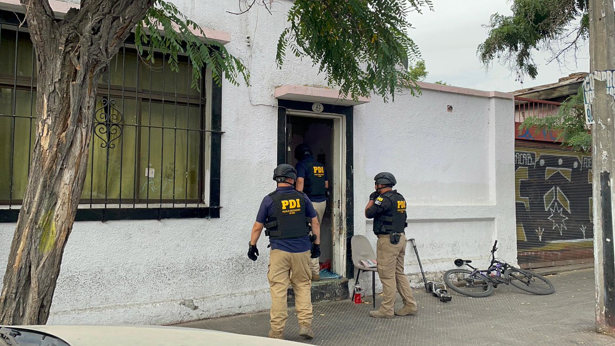 IraciHassler's tweet photo. La seguridad es nuestra prioridad y lo demostramos con hechos.
Hoy recuperamos el inmueble 27 que estaba tomado en comisión de delito en el Barrio Santa Elena. Seguiremos en esta línea, por nuestros vecinos y vecinas. Una casa recuperada es un barrio más seguro. https://t.co/a4I1G8OtxI