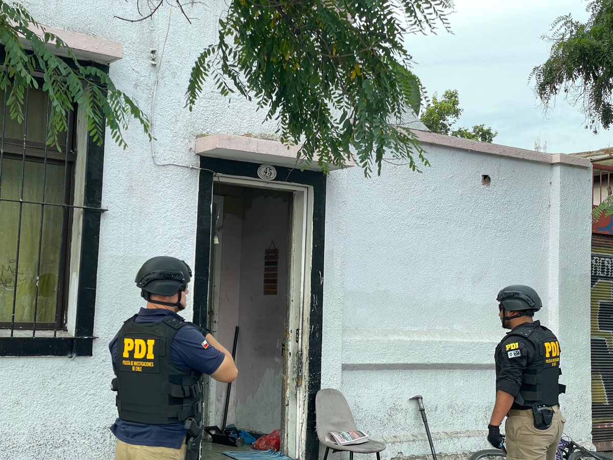IraciHassler's tweet photo. La seguridad es nuestra prioridad y lo demostramos con hechos.
Hoy recuperamos el inmueble 27 que estaba tomado en comisión de delito en el Barrio Santa Elena. Seguiremos en esta línea, por nuestros vecinos y vecinas. Una casa recuperada es un barrio más seguro. https://t.co/a4I1G8OtxI
