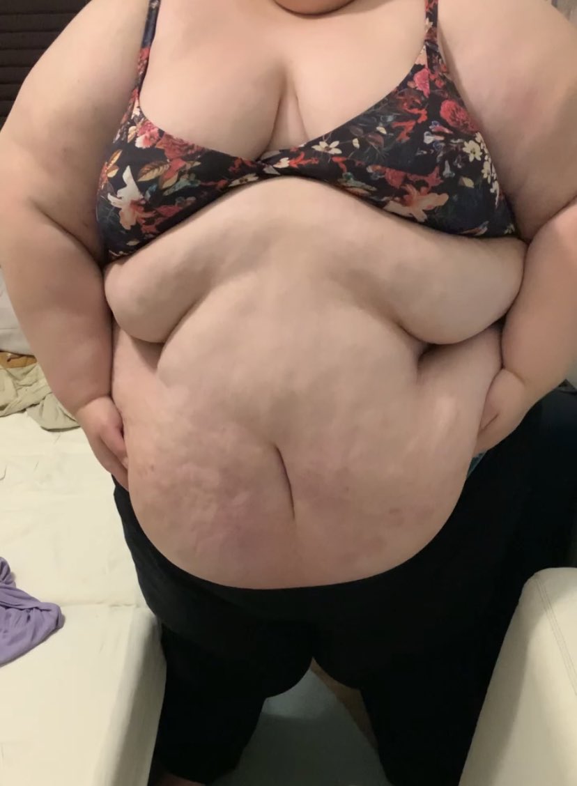 moz_stick_lover's tweet photo. Happy Holidays everyone!!! I wanted to share my present to you of new promo on my page! 25% for the month! Merry Christmas! 🔗 in bio! #bigbelly #belly #fat #fatbelly #bbw #bbwbelly #ssbbw #ssbbwbelly #ussbbw #ussbbwbelly #bodycontrast #ssbbwcontent #ssbbwcontentcreator https://t.co/bqjWVMMXZE