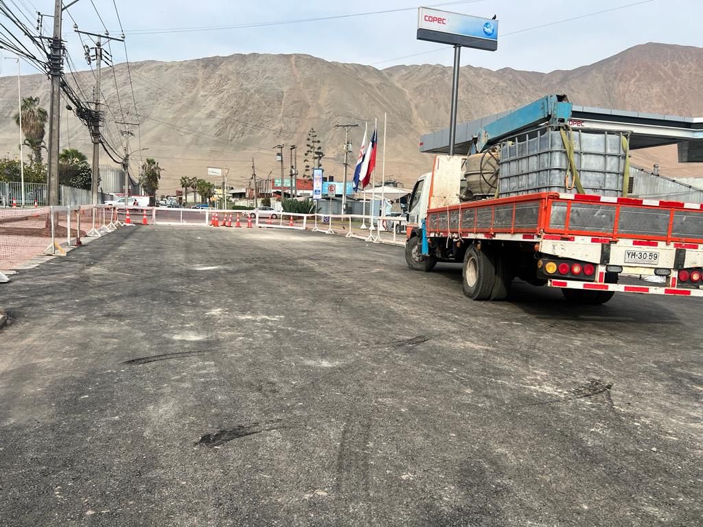 Zofri_SA's tweet photo. ¡Buenas noticias comunidad #ZOFRI e #Iquique! Desde mañana estará despejado y habilitado Av. Arturo Prat con Salitrera Victoria en Barrio Industrial para el tránsito de vehículos y camiones. @aguasaltiplano reparó socavón de proporciones e informó que desvíos quedan sin efecto https://t.co/QLCUzp4kDx