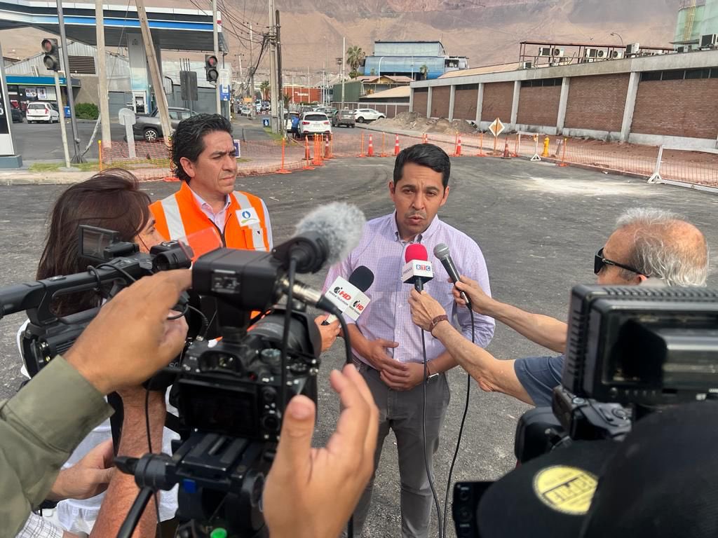 Zofri_SA's tweet photo. ¡Buenas noticias comunidad #ZOFRI e #Iquique! Desde mañana estará despejado y habilitado Av. Arturo Prat con Salitrera Victoria en Barrio Industrial para el tránsito de vehículos y camiones. @aguasaltiplano reparó socavón de proporciones e informó que desvíos quedan sin efecto https://t.co/QLCUzp4kDx
