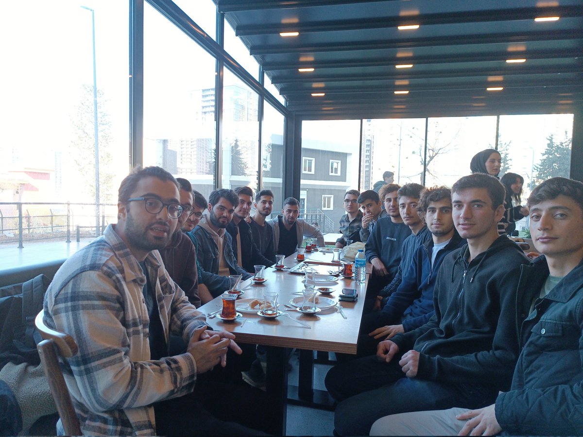 "Allah onları sever, onlarda Allah'ı severler"(Maide-54) Rabbim bizi bu ayetin muhattabı olanlardan eylesin. Amin

📌AGD Marmara Hukuk Fakültesi olarak haftalık çay buluşmamızı gerçekleştirdik.