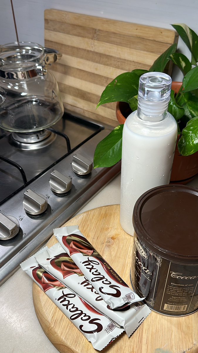 aam_99x's tweet photo. 70%من لذة الهوت شوكلت "في متعة تحضيره وريحته"🍫♥️✨☕️ https://t.co/BDRL33WJc8