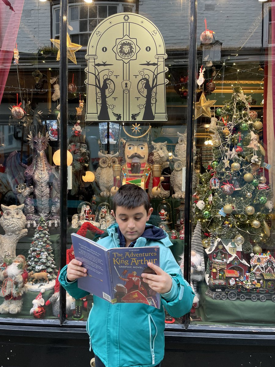 Lidorilils's tweet photo. @SandwichJunior Noah reading at a door that belongs in an advent calendar 🎄 https://t.co/8uG5KGPTkc