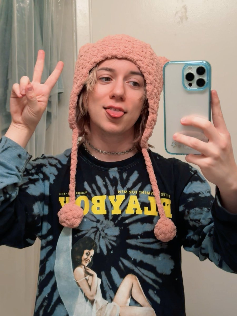Spencer_sunboy's tweet photo. Sent my boyfriend a pic of my fav K-pop idol in this hat and he immediately made me one https://t.co/mGxlvzKud8