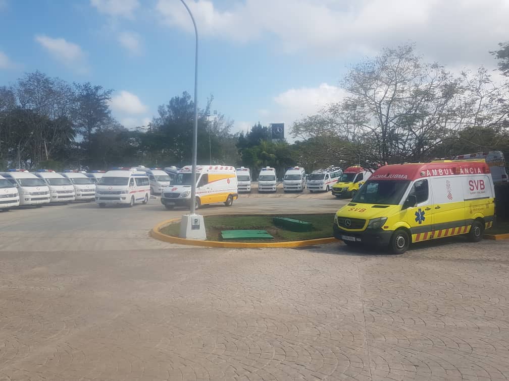 japortalmiranda's tweet photo. Hoy visitamos junto a @E_RdgzDavila la sede de Mercedes Benz Comercial para examinar nuevo lote de ambulancias adquiridas por el Gobierno cubano. Serán clave para mejorar el transporte sanitario en las provincias y el Municipio Especial Isla de la Juventud 🚑
#CubaPorLaVida https://t.co/Spnxaeeodv