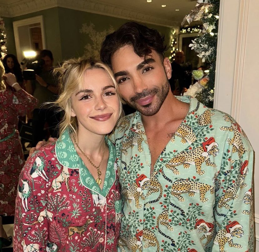 Kiernan Shipka e Kályd Sebastian Odeh na festa do pijama de Natal dos Hilton’s