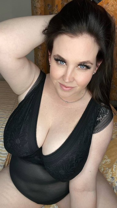 Repost if you&rsquo;re hard right now 😏 https://t.co/u1zA26pA4g