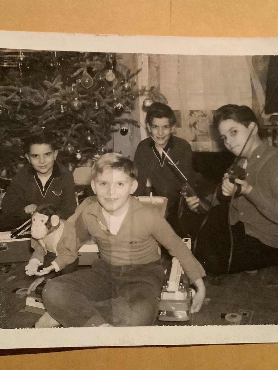 j_petronglo's tweet photo. #ThrowBackChristmas with my brothers, I’m the first one on the left (in case you couldn’t tell) https://t.co/KCQ0Xmwzmo