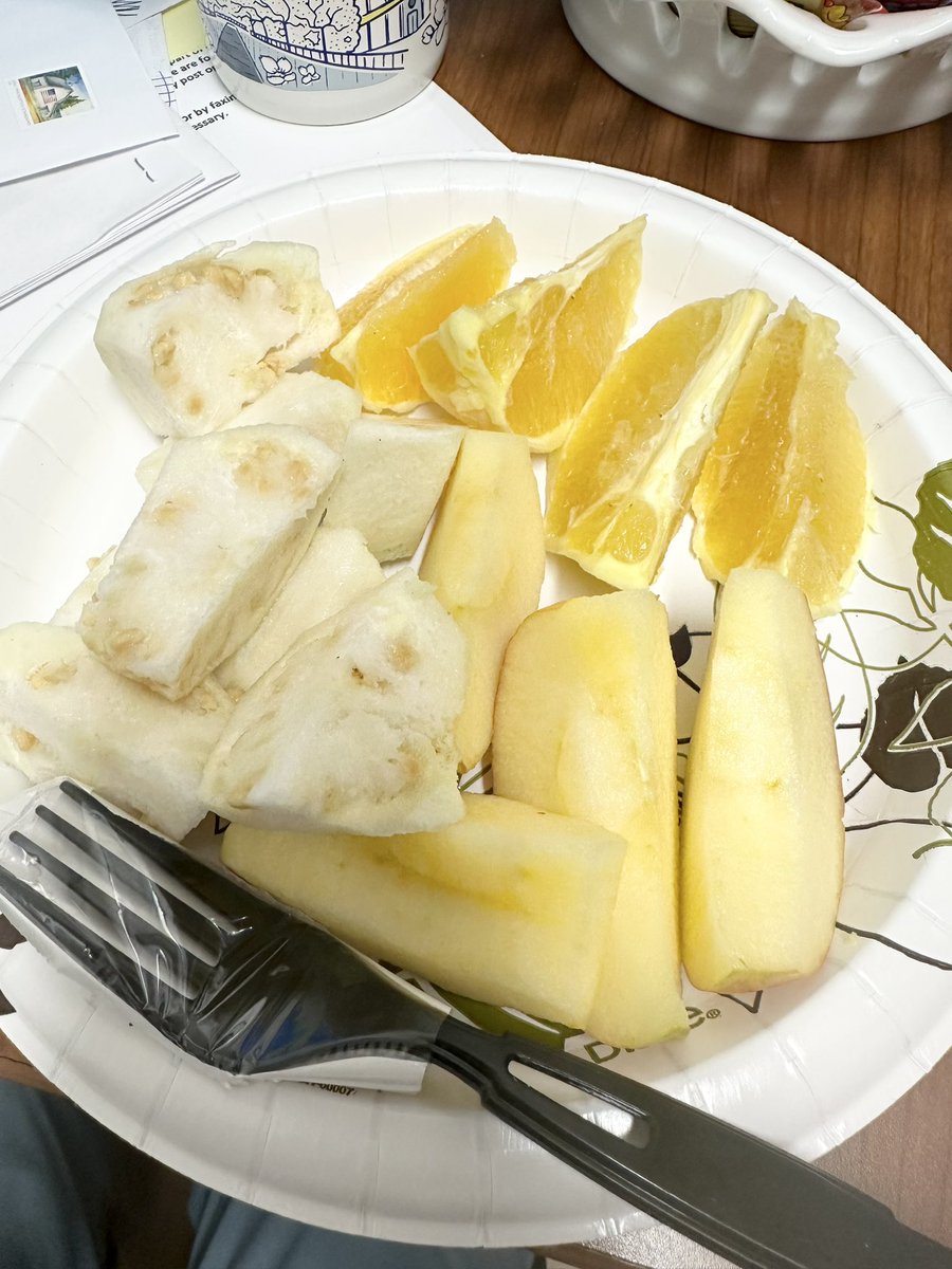 I’m so touched 🥲 

When the nurse sees you skip lunch to keep working, and she leaves a plate of fruit she made for you on your desk 🥹

Love our staff 🥰💕 #gratitude #Nurse @KP_LAMC #Holidays2023