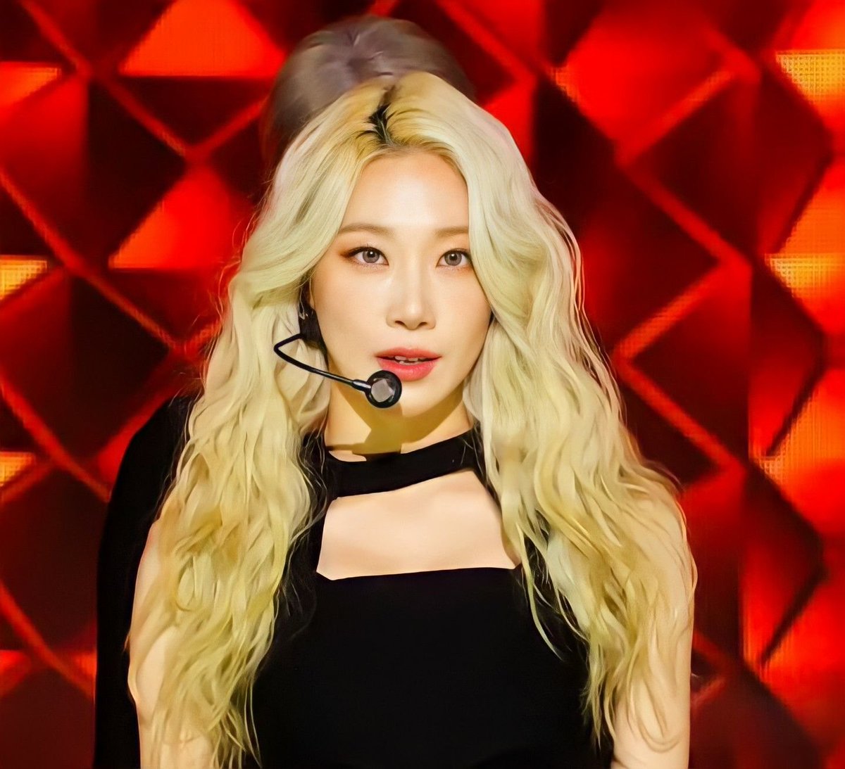 npomvtt's tweet photo. Youngheun, ex BLACKSWAN, usa o Twitter para falar dos acontecimentos recentes:

'É patético te ver com raiva de coisas passadas que ninguém liga agora. Cuide da sua vida e não seja intrometida. Se você se sente inferior a como estou vivendo bem, só bloquear meu Instagram.' https://t.co/84Zxpr6FVz
