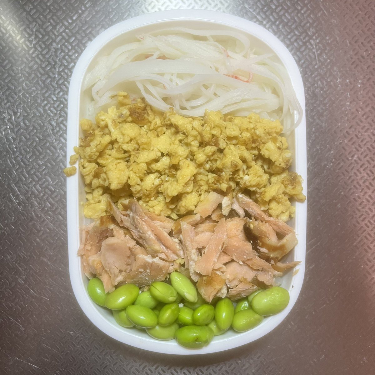 genmaibox's tweet photo. 鮭で4色弁当ー！
#お弁当記録 https://t.co/qwjDvCqIwt