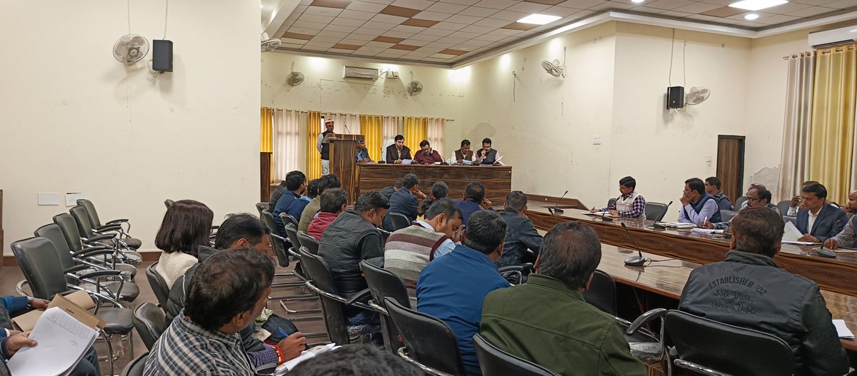 CdoMaharajganj's tweet photo. विकास भवन सभागार में #BDOs, #ADOPs, #APOs, जिला स्तरीय अधिकारियों के साथ बैठक में विकास कार्य यथा #विकसित_भारत_संकल्प_यात्रा #गोवंश_संरक्षण #स्वास्थ्य #मनरेगा #NRLM #PMAY #CMAY, #समाज_कल्याण_योजना आदि विषयों पर समीक्षा की गई और यथा आवश्यक निर्देश दिए गए@DmMaharajganj @CMOfficeUP https://t.co/hkuT32POTA