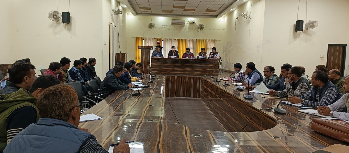CdoMaharajganj's tweet photo. विकास भवन सभागार में #BDOs, #ADOPs, #APOs, जिला स्तरीय अधिकारियों के साथ बैठक में विकास कार्य यथा #विकसित_भारत_संकल्प_यात्रा #गोवंश_संरक्षण #स्वास्थ्य #मनरेगा #NRLM #PMAY #CMAY, #समाज_कल्याण_योजना आदि विषयों पर समीक्षा की गई और यथा आवश्यक निर्देश दिए गए@DmMaharajganj @CMOfficeUP https://t.co/hkuT32POTA