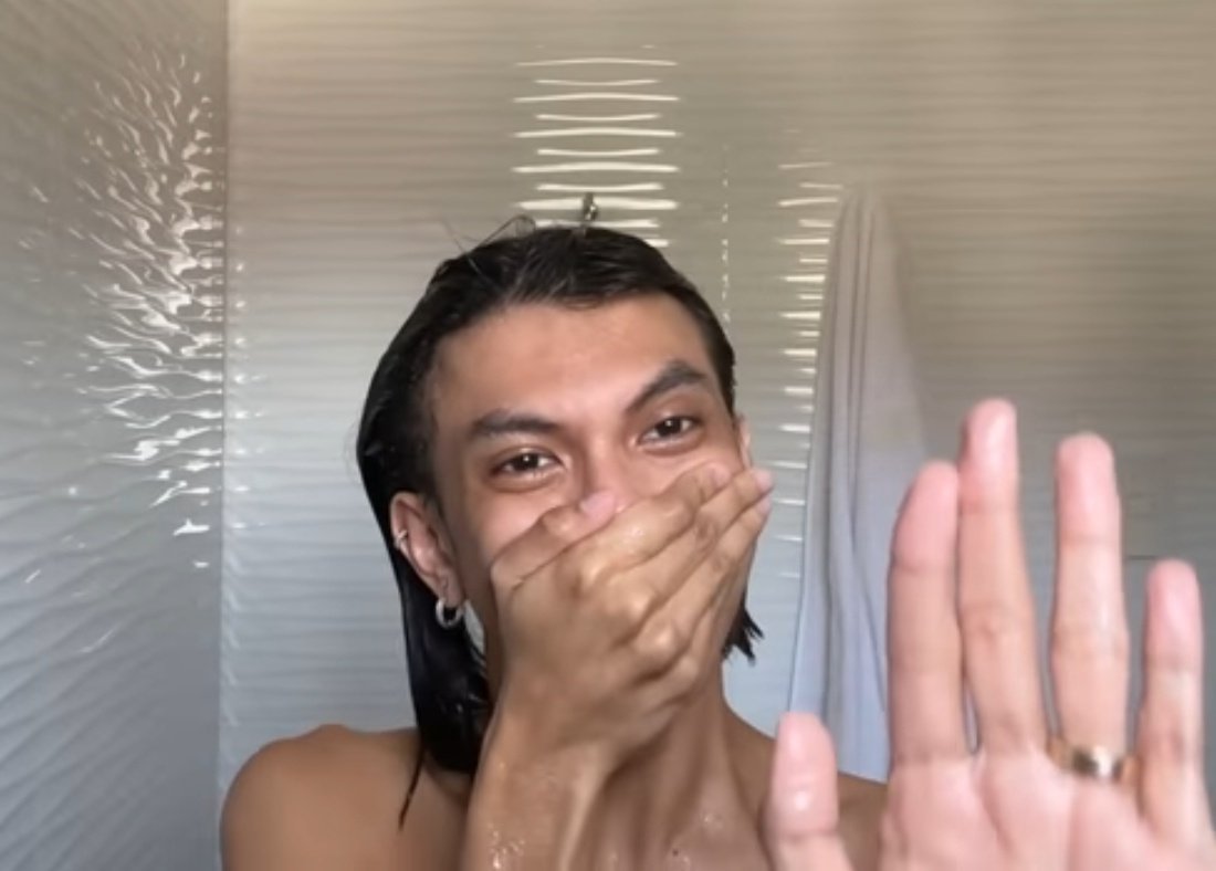 EmperadoraKasi's tweet photo. What if parehas lang tayong lasing nung pasko kaya hindi natin nabati yung isa't-isa? https://t.co/gdBI6EeoDt