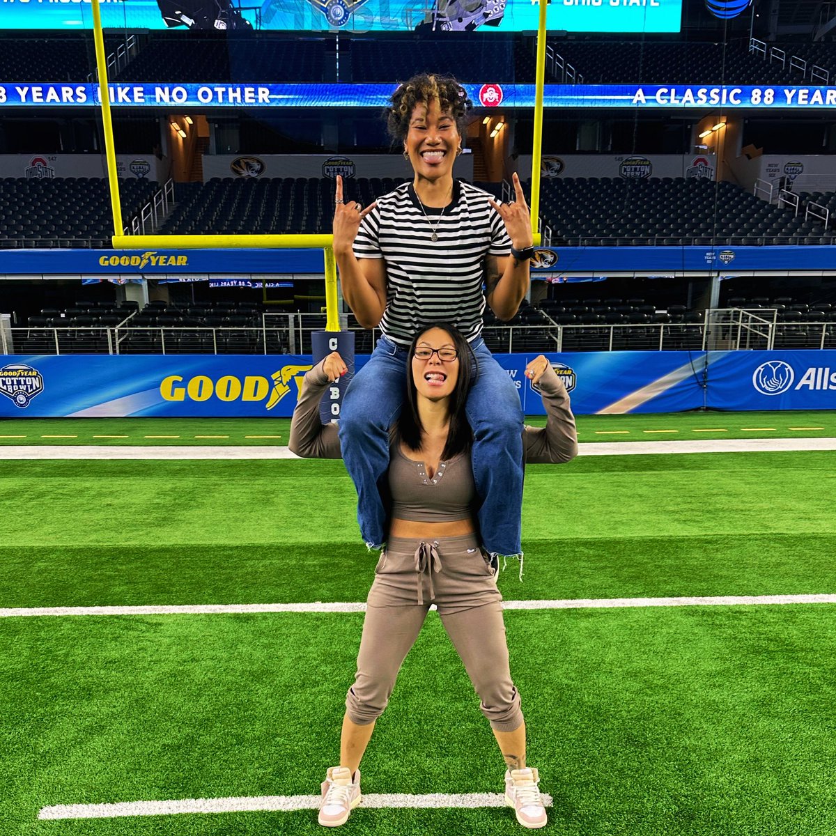 MiaYim's tweet image. Constantly making @DallasIrvinWWE jealous is my favorite. With @MissYim2 and getting a tour of the cowboys stadium 😎

#Cowboys #DemBoys