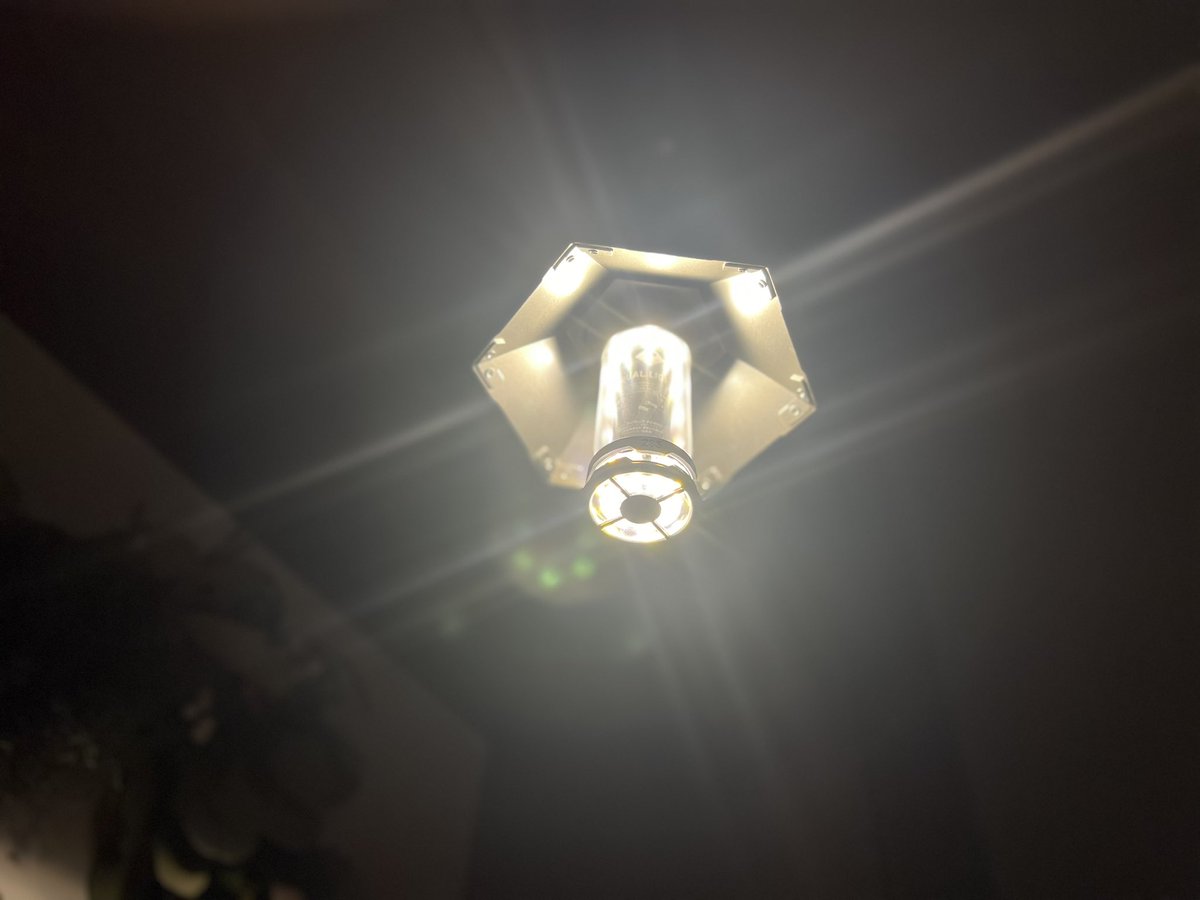 fcrb51241251's tweet image. 自分用にクリスマスプレゼント😆🎄
シェードの裏が光を反射するように出来てるのでとても明るいです😊👍
綺麗〜💡✨ケースもGOOD👌
#KURONOSセレクト
#JHQ
#CARGOcontainer 
#DUALLIGHTMINI