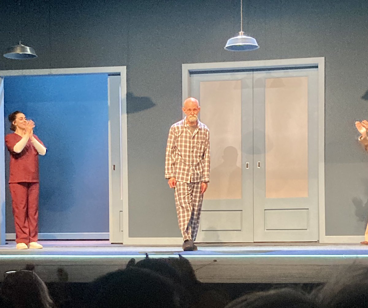 Muy conmovida por la actuación del gran Luis de Tavira en la puesta en escena de EL PADRE, de Florian Zeller, en el #TeatroFernandoSoler. No le pide nada al película, y el primero en decirlo fue el propio Zeller, que estuvo presente en estreno.  1/2