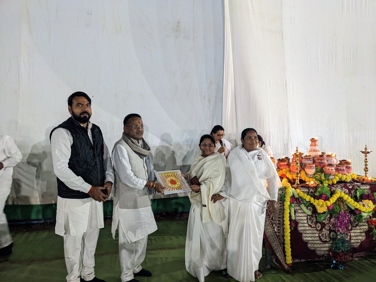 कल रात्रि #पानसेमल विधानसभा के नगर पानसेमल में प्रथम बार #ब्रह्माकुमारी परिवार द्वारा चैतन्य देवियों की झांकी का प्रदर्शन किया जा रहा है.., इस अवसर पार्टी कर्यकर्ताओं सहित अधिकारीयों के साथ दीप प्रज्जवलित कर झाकियों का आंनद लिया व नव देवियों के रूपों के दर्शन करने का सौभाग्य मिला