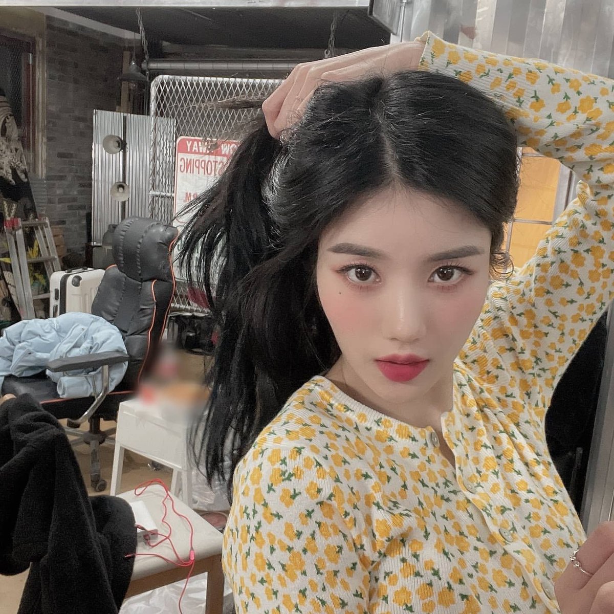 su kath florecita no desaparece porque para el #𝒙ᧁׁ𝑙𝖺𝚖ᯇ𝑝art𝕪 he decidido que mi mejor outfit es amarillo 🌼 y tal vez así algunas de las chicas de la #𝙂ℜ𝕃·𝑮𝑽𝑵𝑮 voltee a verme con ojitos de amor, who knows. (⁠☆⁠▽⁠☆⁠)