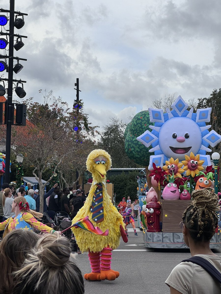 busybee802's tweet photo. I find bowling everywhere I go. Even on Sesame Street! @sesamestreet #yellowpin #bigbirdbowls https://t.co/Bs5QtLhQAi