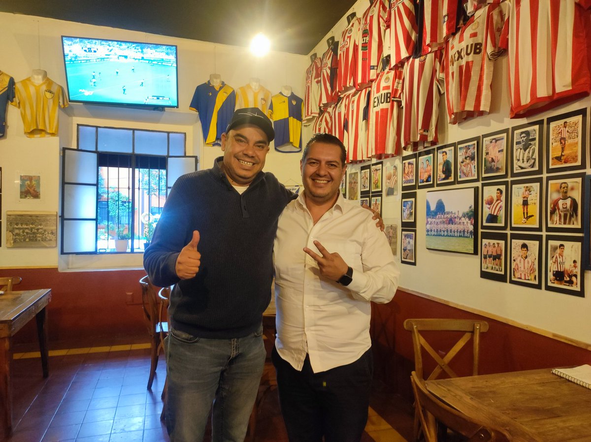 PoloLeal's tweet photo. Platicando de futbol y algunas otras cosas más con mi amigo @alexpinedav https://t.co/CBjoRVG6he