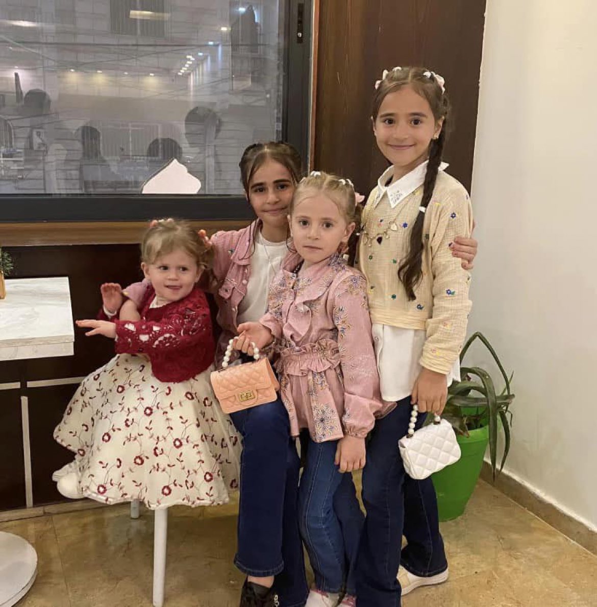 HalaAbouHassira's tweet photo. Les forces d’occupation israéliennes ont tué Sham, Maria, Shams et Mona Moataz Wadih Salem avec leur mère Nidaa et leur grand-mère Bahija, leur tante Sanaa et son mari Muhammad, ainsi que leurs enfants Sama, Ghazal, Abdullah et Yazan. 100 membres de la famille Salem ont été tués lors de l'agression israélienne en cours contre la Bande de #Gaza.

Le génocide est toujours en cours, n’oublions pas le peuple palestinien. 

#Gaza_Genocide #cessezlefeuGaza 
#EndIsraelImpunity #EndIsraeliApartheid