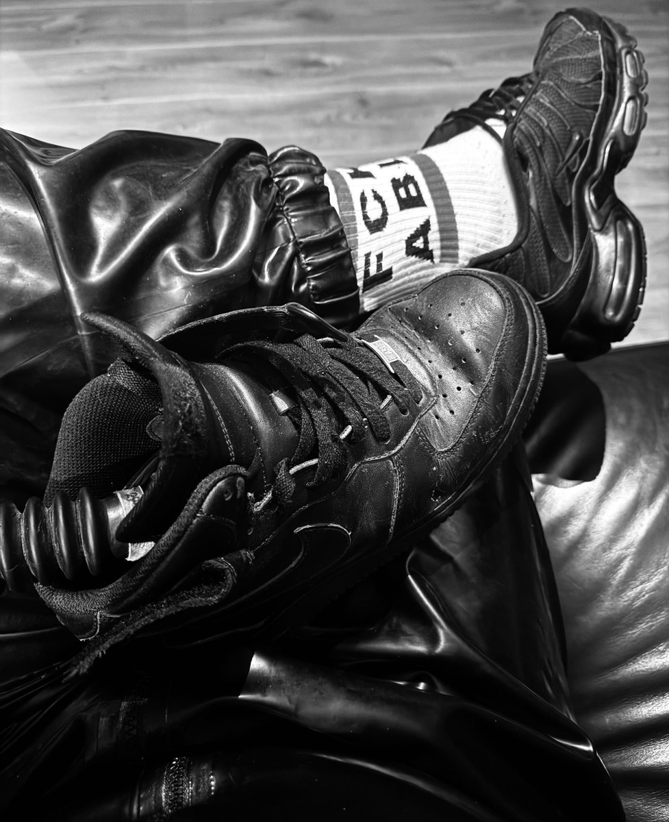 TNrubber's tweet photo. Finally time for some chilling/sneaker sniffing in rubber #Sneakers #rubberfun #NikTN https://t.co/pdqinJX5V3