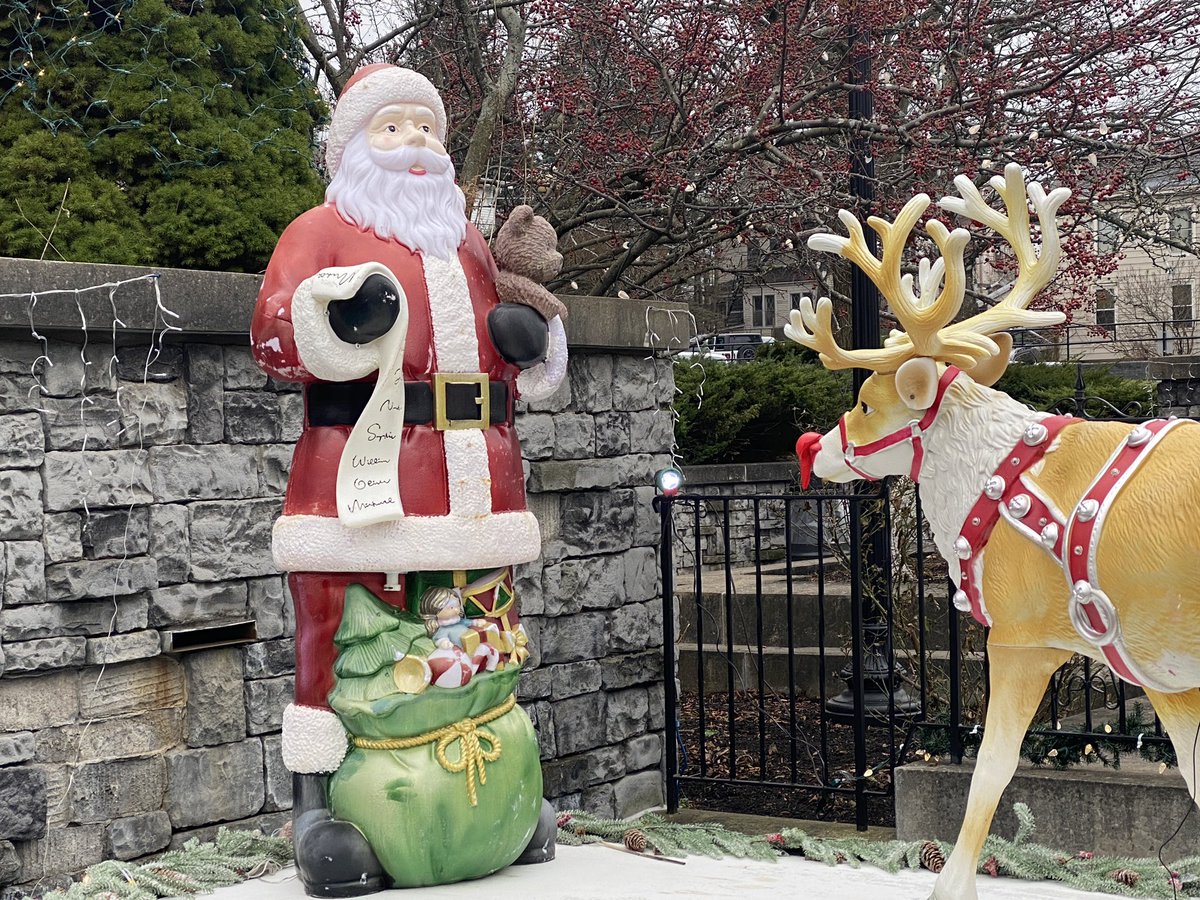 msmolly27's tweet photo. Here comes Santa Claus for #runchathunt entry number 3.  @therunchat https://t.co/mt8r5emisc