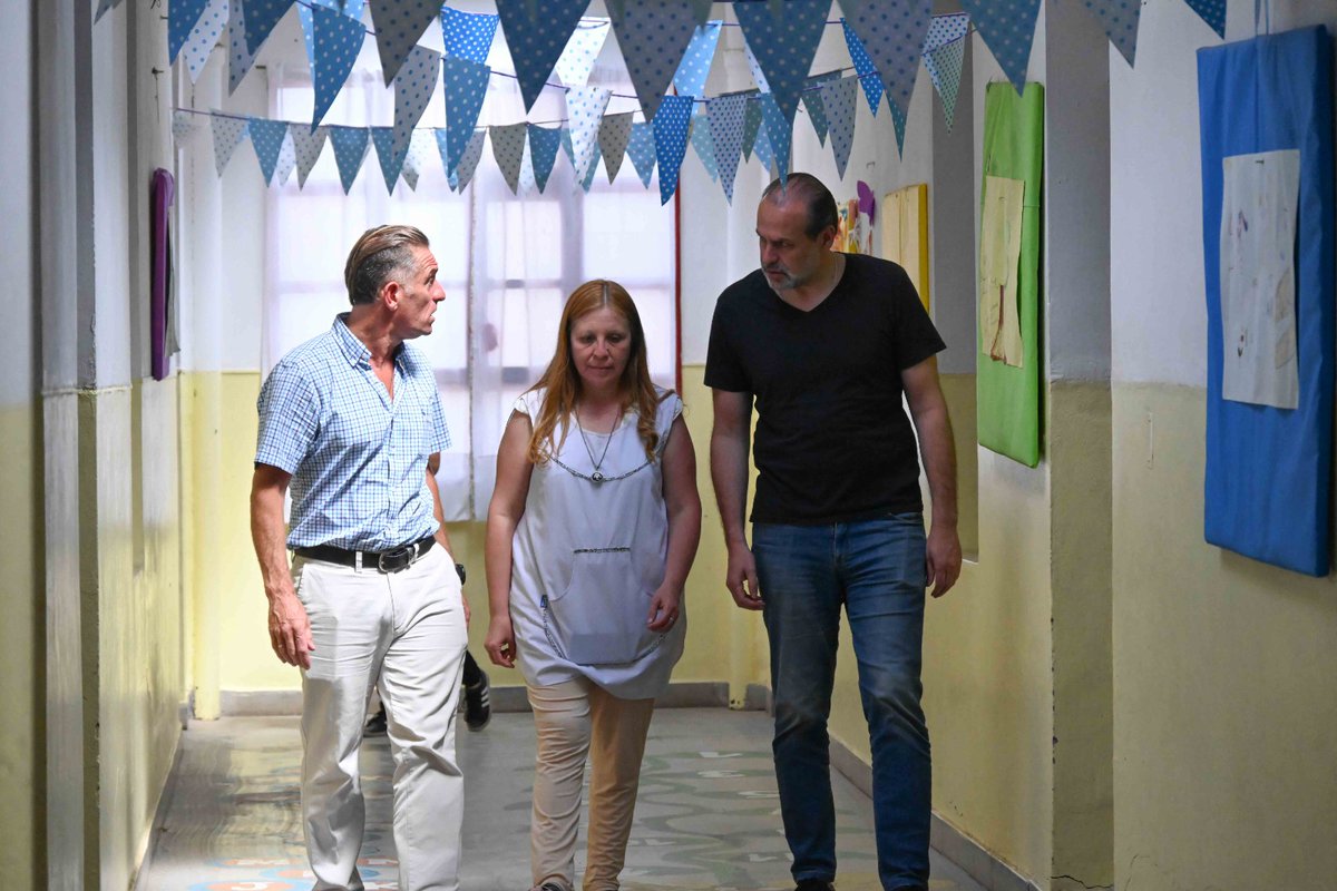 <a href="/Kicillofok/">Axel Kicillof</a> Hoy me acerqué a recorrer la Escuela N° 36 para agradecerles el trabajo y el compromiso que muestran y reafirmarles a directivos y padres que pronto estaremos trabajando para que la escuela recupere su brillo.

Juntos saldremos adelante.