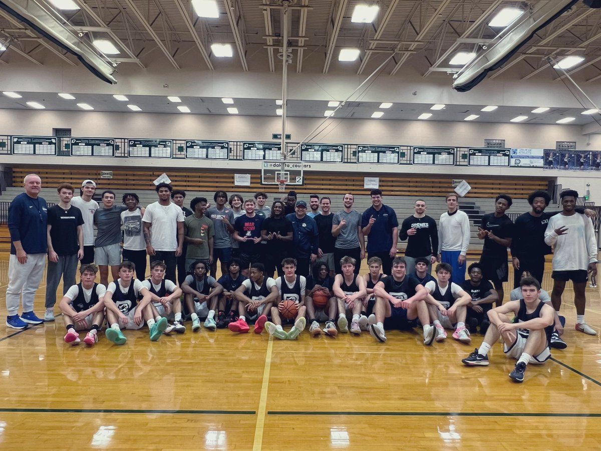 Dakota_Bball's tweet photo. Great to see the boys for Dakota Alumni 🏀 scrimmage 💯 https://t.co/TPaYohuGwJ