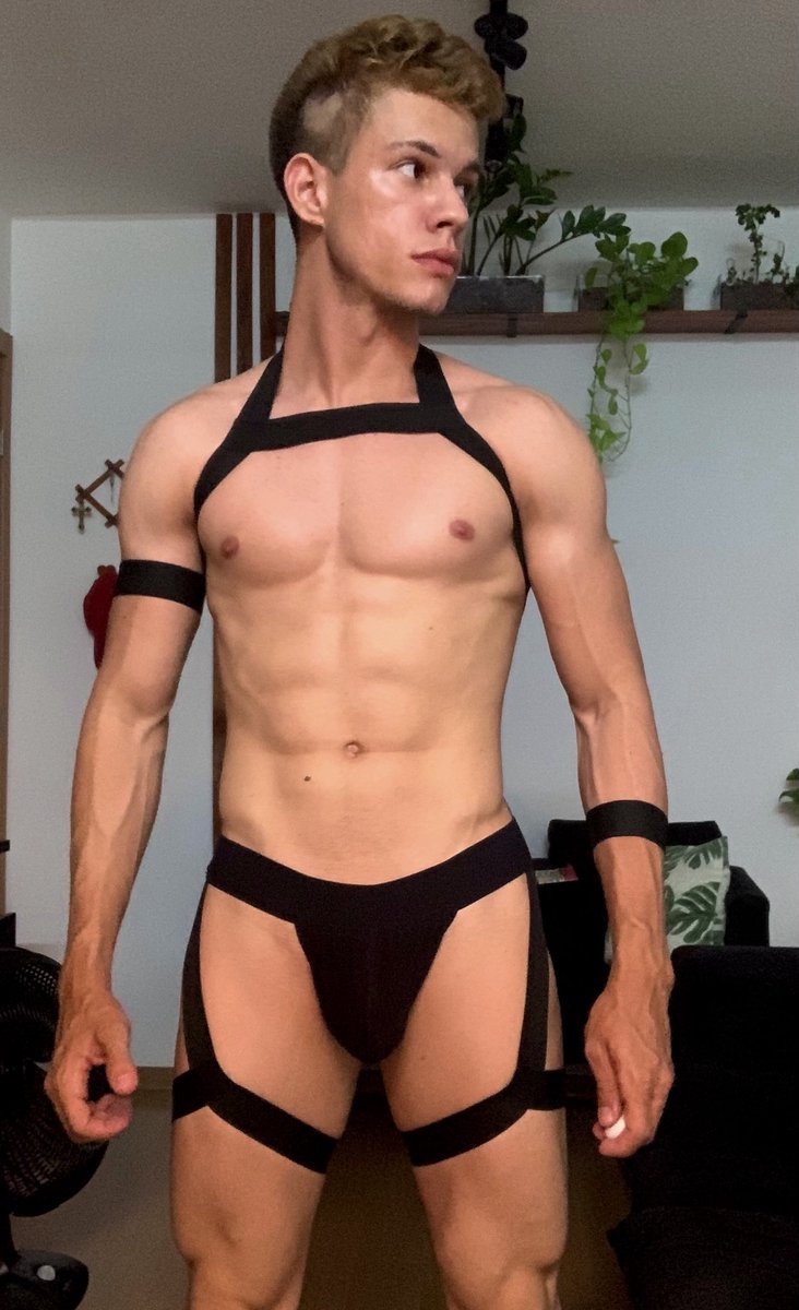 ClaudioCallz's tweet photo. jockstrap é a lingerie dos gays né https://t.co/h0a4yoe7Uf