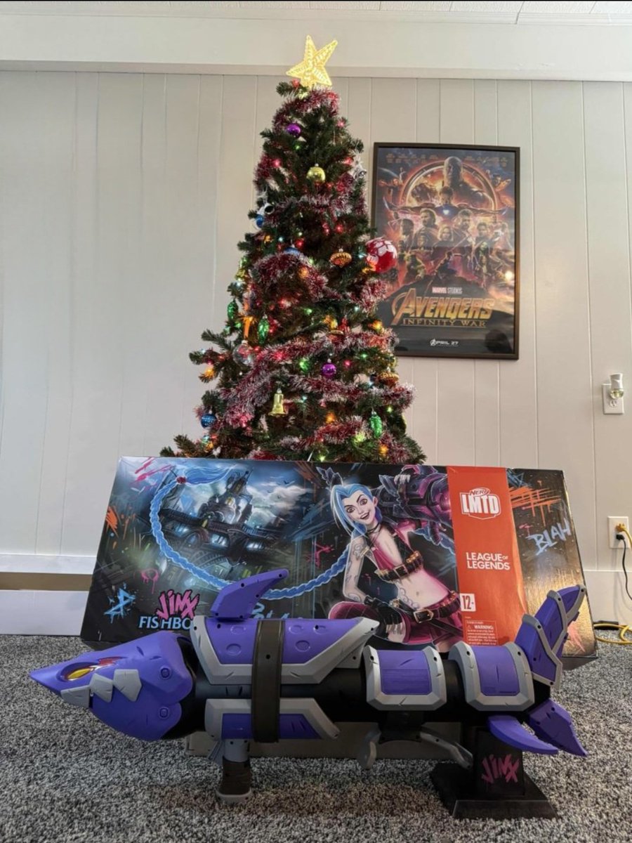 Shane_Fagan1's tweet photo. @LeagueOfLegends @Hasbro @riotgames BEST CHRISTMAS EVER! And now... I'm living it with the real FISHBONES!!!! https://t.co/Mxuio5POJA