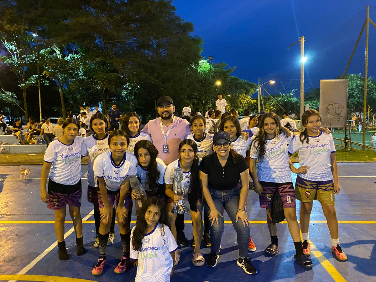 villavoimder's tweet photo. Entregamos más de 200 uniformes en la final del campeonato de Inter-escuelas de fútbol.

El viernes lleváremos 1.600 uniformes más a las veredas, el complejo deportivo La Reliquia y Porfía.

Le apostamos al futuro, con infraestructura, inversión y dedicación. 🏆⚽ https://t.co/Ees0jdHHS4