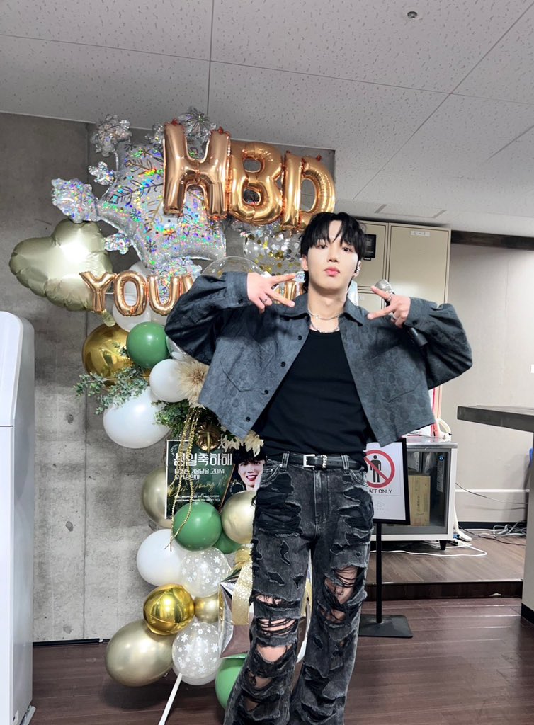 mscyy1906's tweet photo. 즐거운 생일 파티였어요 고마워요
조심히 들어가세요~~✈️

팬들이 정성을 담은 풍선 스탠드, 마음이 전해졌으면 좋겠다🤗

from… ma @mscyy1906, pinkgold @yuo4mina, ERI @iam___eri___ , ちほりん @chihorin_renta, みん @y_min_1225
special thanks… photo by @YOUAREMYPACA 님
 
#임영민 https://t.co/64jbFDGZkG