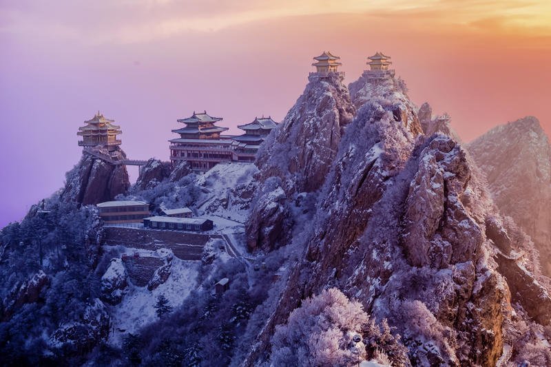 Laojunshan (老君山) is located in Luoyang, Henan Province. Formerly known as Jingshishan. Legend has it that Li Er, the founder of Taoism, lived in Laojunshan in his later years. Laojun Mountain is a very good place to view the sunrise and the sea of clouds.