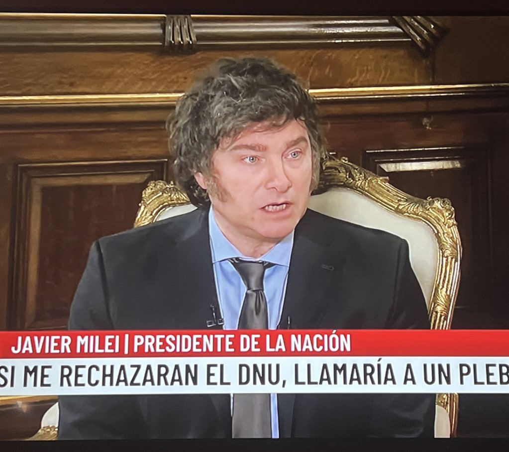 lautaroscch's tweet photo. 🚨MILEI LE SACA LA CARETA A LA CASTA.

“Llegamos a la Casa Rosada, mi hermana se pone a revisar y teníamos 122 autos para uso Presidencial y dos choferes para cada uno”

MEDIO PAÍS POBRE. INDIGNANTE. https://t.co/Fm2dF8bSiM