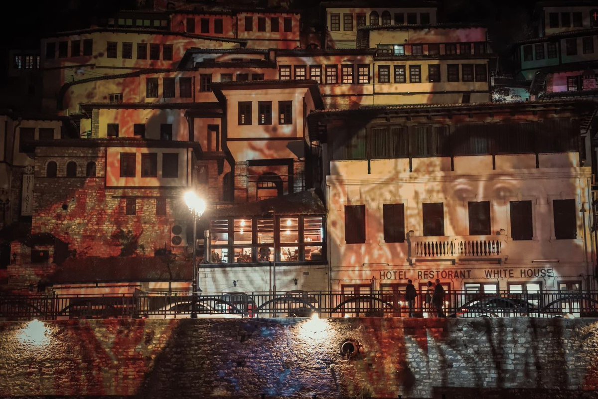 SocietyAlbanian's tweet image. Pamjet fantastike nga Berati 2500-vjeçar, për festat e fundvitit. Mangalemi,  lagjja historike, ndriçohet nga ngjyrat e ikonave të Onufrit dhe imazhe të tjera artistike.
#berat 
#usalbanianmediagroup #duameshumeshqiperine #albania #kosova #çamëri #jamshqiptar #shqiptar