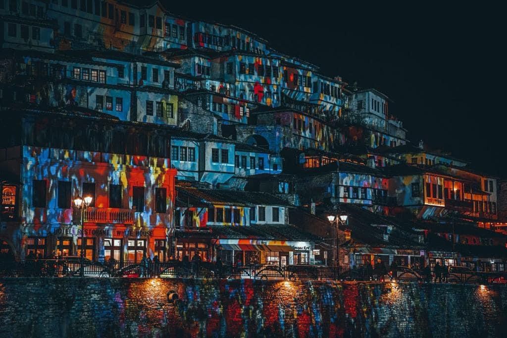 SocietyAlbanian's tweet image. Pamjet fantastike nga Berati 2500-vjeçar, për festat e fundvitit. Mangalemi,  lagjja historike, ndriçohet nga ngjyrat e ikonave të Onufrit dhe imazhe të tjera artistike.
#berat 
#usalbanianmediagroup #duameshumeshqiperine #albania #kosova #çamëri #jamshqiptar #shqiptar