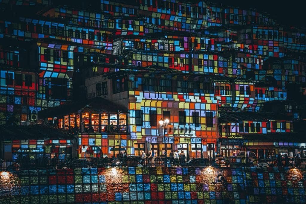 SocietyAlbanian's tweet image. Pamjet fantastike nga Berati 2500-vjeçar, për festat e fundvitit. Mangalemi,  lagjja historike, ndriçohet nga ngjyrat e ikonave të Onufrit dhe imazhe të tjera artistike.
#berat 
#usalbanianmediagroup #duameshumeshqiperine #albania #kosova #çamëri #jamshqiptar #shqiptar