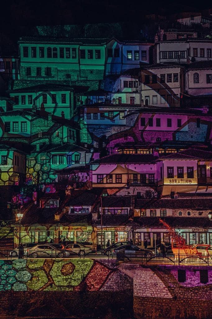 SocietyAlbanian's tweet image. Pamjet fantastike nga Berati 2500-vjeçar, për festat e fundvitit. Mangalemi,  lagjja historike, ndriçohet nga ngjyrat e ikonave të Onufrit dhe imazhe të tjera artistike.
#berat 
#usalbanianmediagroup #duameshumeshqiperine #albania #kosova #çamëri #jamshqiptar #shqiptar