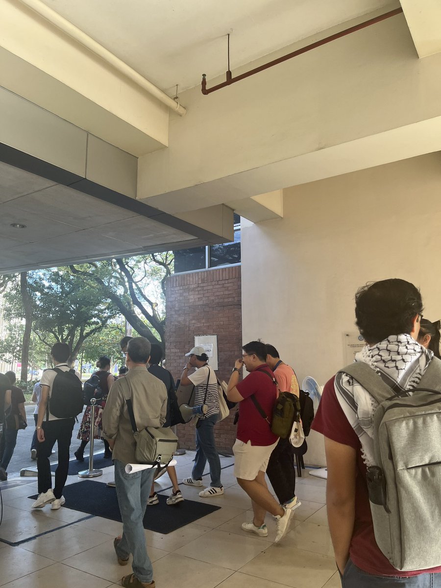 TheGUIDON's tweet image. HAPPENING NOW: Concerned students and faculty from the Ateneo community assemble at Leong Hall to protest the upcoming renovations of North Carpark. | @Regina_TheGDN
#AteneansForActiveMobility
#MovePeopleNotCars
#LaudatoSiNOW